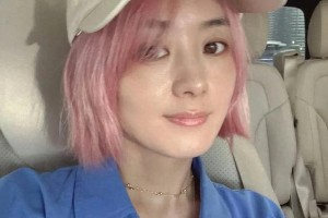 赵丽颖粉蓝发色惊艳立夏，赛博甜酷风引爆热搜