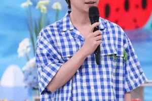 何炅51岁生图曝光！深V衬衫秀胸肌，冻龄秘诀引热议