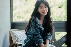 杨紫碎花裙牛仔外套造型惊艳，展现时尚蜕变