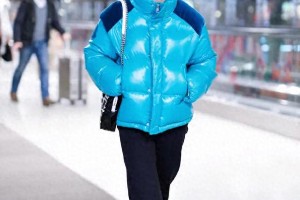 张子枫拼色羽绒服穿搭技巧，2024冬季潮流示范