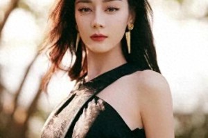 迪丽热巴黑金艳后造型惊艳全网，时尚风暴席卷内娱