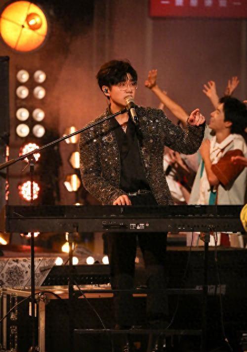 赵露思与凤凰传奇同台表演