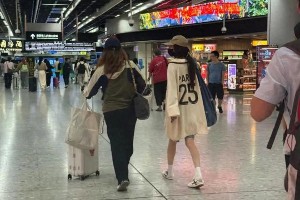 杨幂低调赴港探望女儿小糯米 践行高质量陪伴育儿理念