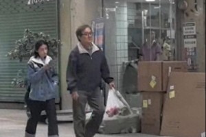 成龙张子枫澳门拍戏重现《成龙历险记》经典组合