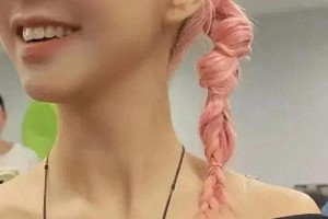 薛凯琪少女感十足，黑色露肩裙惊艳活动现场