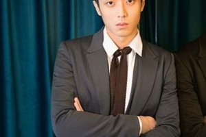 陈靖可2018微博之夜帅气亮相，双领带造型显绅士潮流