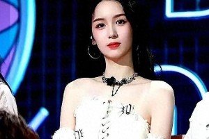 周也：99年小花如何用基础款穿出顶级氛围感