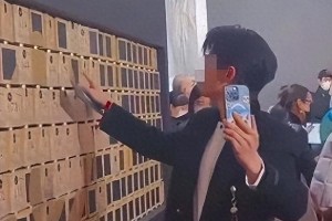 微博之夜明星送礼大赏：田曦薇粘毛器引热议