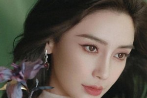 杨颖复出动态：时装周惊艳回归，能否重回顶流？