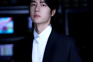 王一博赛车遇挫后紧急转场华表奖红毯
