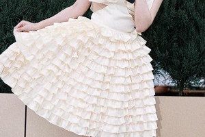 浪姐6李艺彤甜美写真 米色蛋糕裙显曲线