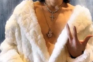 向佐杭州商演“鸡蛋饼”造型引爆网络：时尚还是恶搞？