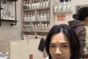 向佐与理发师晓华同框直播，新造型引热议