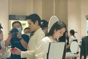 向佐郭碧婷产后首同框，甜蜜亮相引关注