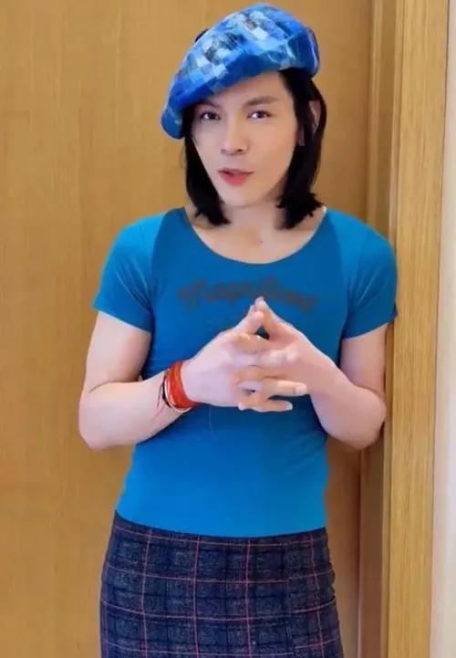 向佐穿女装直播