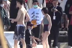 张子枫吴磊泳池戏水路透曝光 国民闺女身材健康颜值高