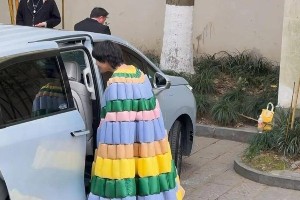 向佐杭州商演奇装异服引热议，鸡蛋饼造型丑出天际