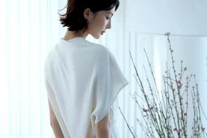 金晨白衣造型优雅灵动，舞蹈功底尽显女神气质